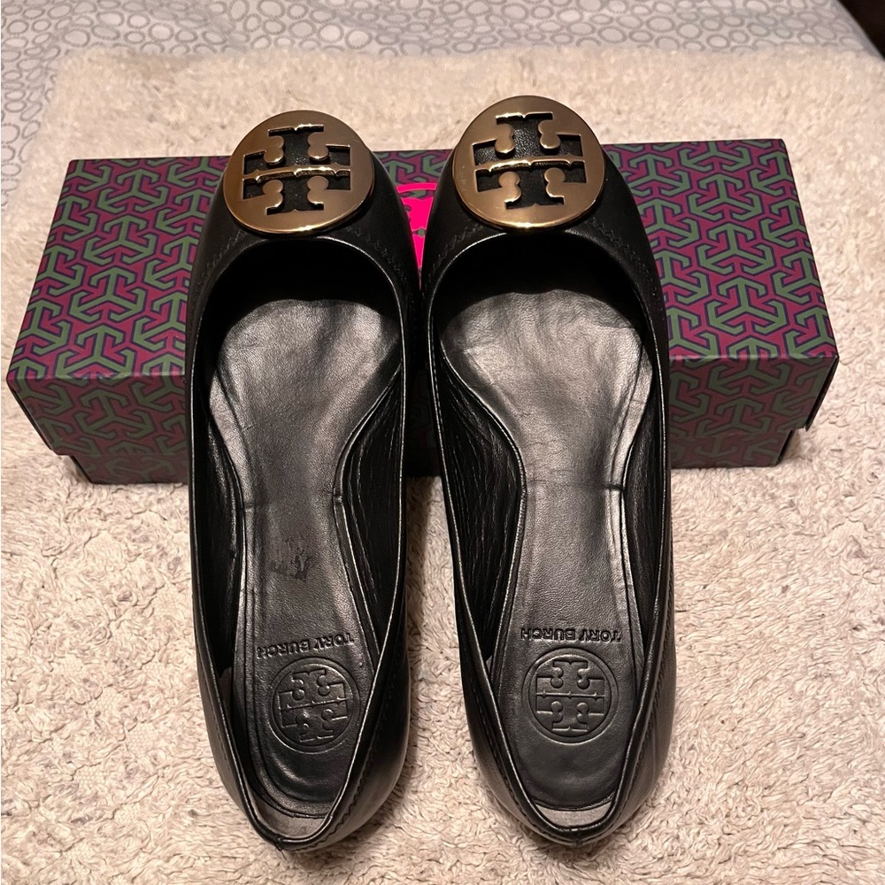Pre-loved Tory Burch Reva Black Leather ballet flats w/Gold logo, size 6